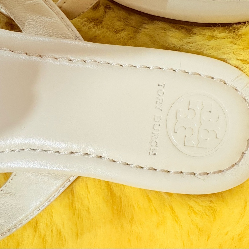Tory Burch White Leather Thong Sandals with Gold Logo - Picture 2 of 3